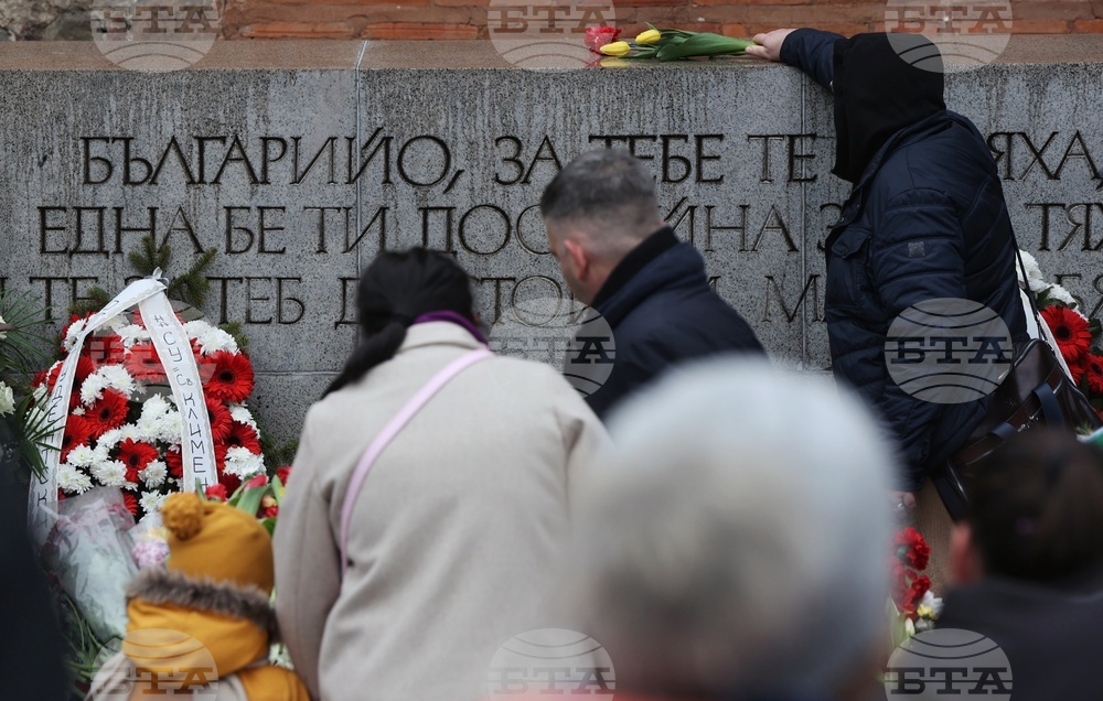 Трети март - Паметник на Незнайния воин - цветя