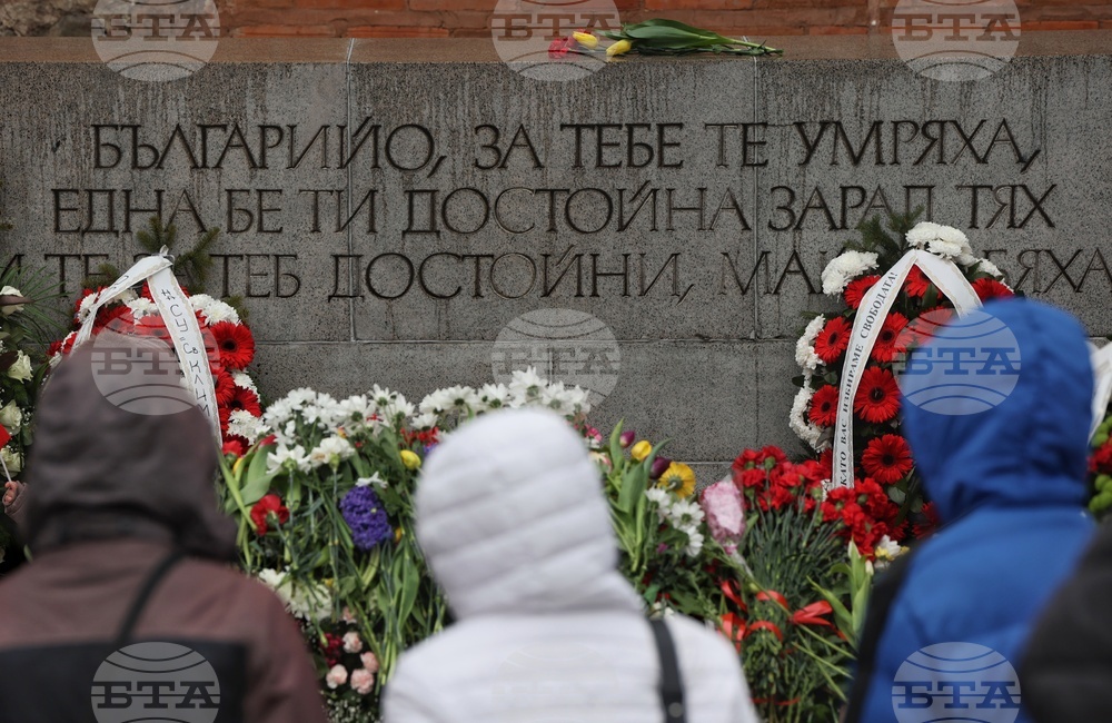 Трети март - Паметник на Незнайния воин - цветя