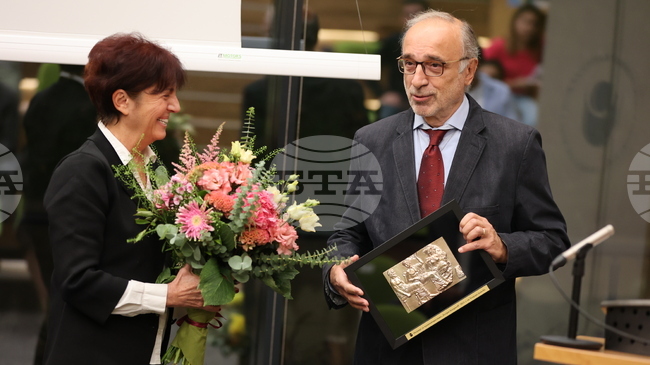 Теодора Димова е творец с ясна и смела гражданска позиция, каза проф. Методиев при връчването на наградата „Богдан Богданов“ на писателката