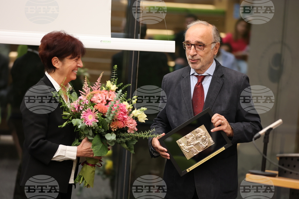 Теодора Димова е творец с ясна и смела гражданска позиция, каза проф. Методиев при връчването на наградата „Богдан Богданов“ на писателката