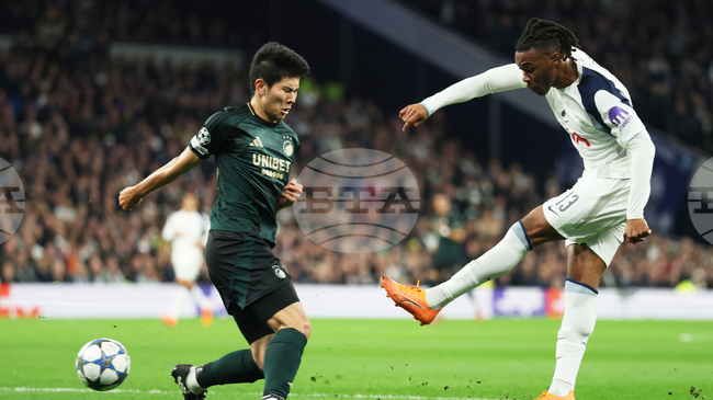 Защитникът на Тотнъм Дестини Удоджи е бил заплашен с пистолет в Лондон