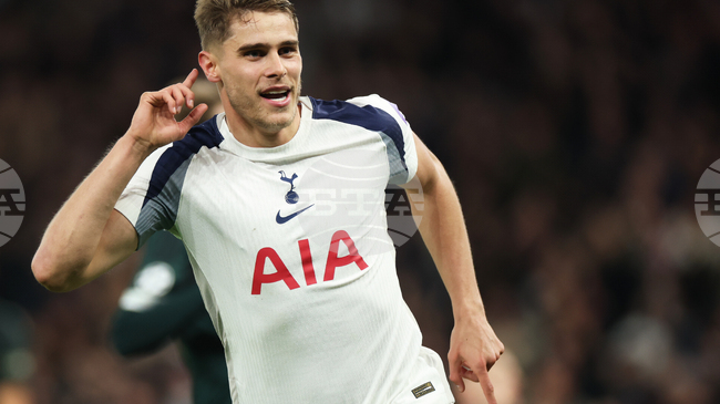 Футболистът на Тотнъм Мики ван де Вен обмисля трансфер през лятото