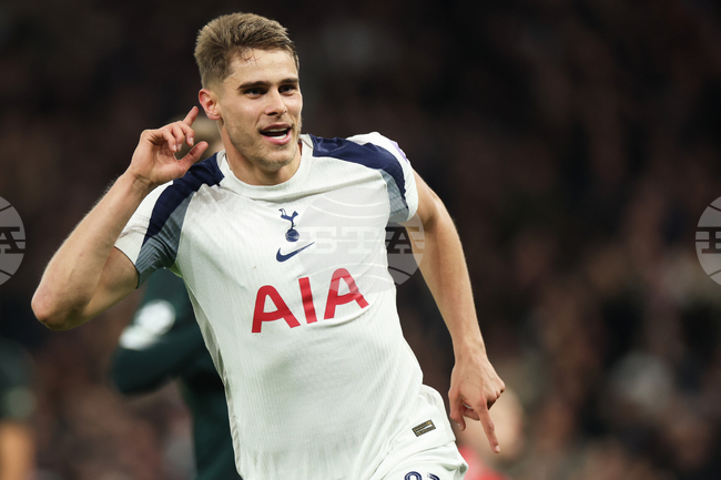 Футболистът на Тотнъм Мики ван де Вен обмисля трансфер през лятото