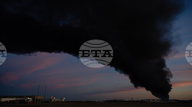 Товарен самолет на компанията Ю Пи Ес се разби след излитане от летището в Луивил, щата Кентъки, предизвиквайки голям пожар 