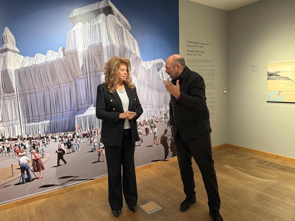 Вицепрезидентът Илияна Йотова откри изложбата „Кристо и Жан-Клод. Опакованият Райхстаг, Берлин (1971 – 1995)“
