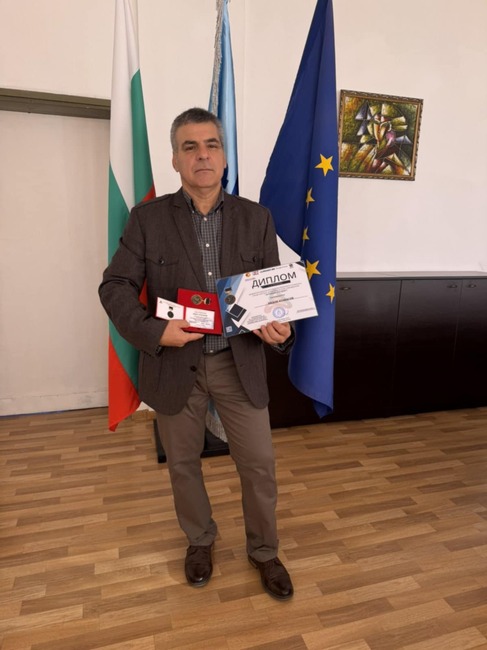Започнал да следва на 50, Андон Атанасов е удостоен с два златни медала от Международния конкурс „Най-добър студент 2025“