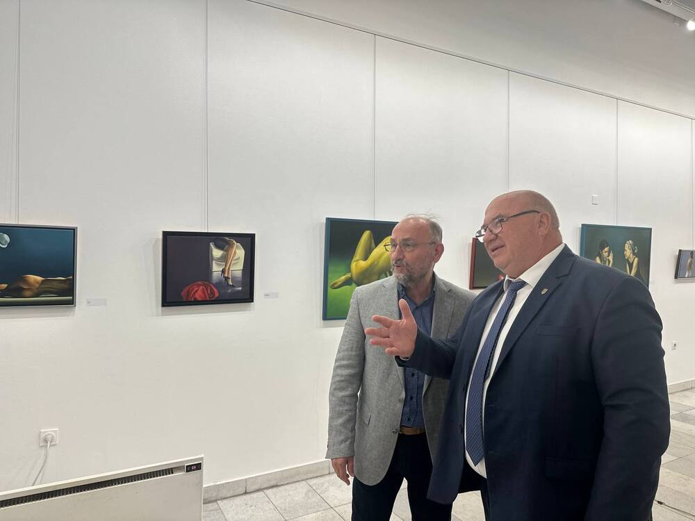 Община Русе: С изложбата "Завръщане" Веселин Господинов представи своята хиперреалистична представа за света и Русе