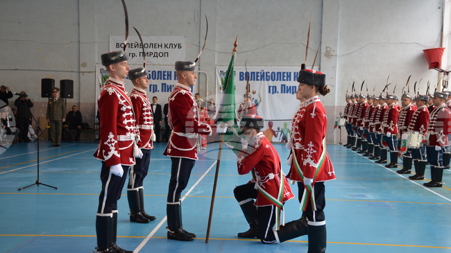 Знамето на XXIV ученически гвардейски състав при Средно училище „Саво Савов“ в град Пирдоп беше връчено с тържествена церемония