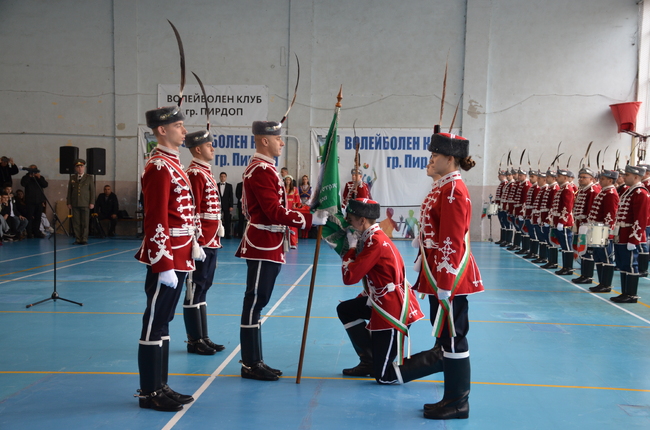 Знамето на XXIV ученически гвардейски състав при Средно училище „Саво Савов“ в град Пирдоп беше връчено с тържествена церемония