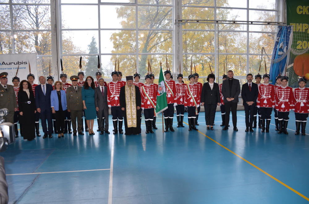 Сдружение "Младежки гвардейски отряди": Тържествено връчване на знамето на XXIV Ученически гвардейски състав при СУ „Саво Савов“ – Пирдоп