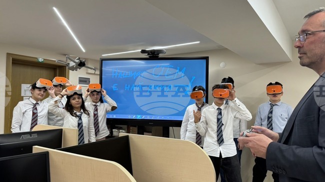 Виртуалната реалност навлиза в Математическата гимназия в Разград чрез VR очила, доставени за СТЕМ центъра 
