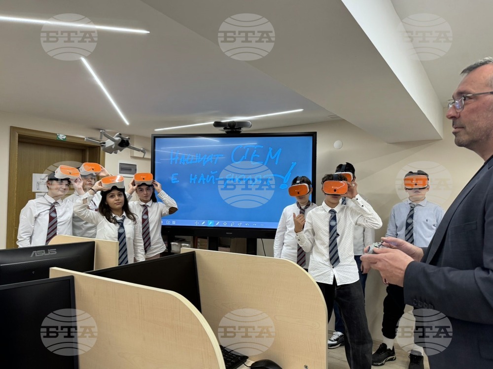 Виртуалната реалност навлиза в Математическата гимназия в Разград чрез VR очила, доставени за СТЕМ центъра 