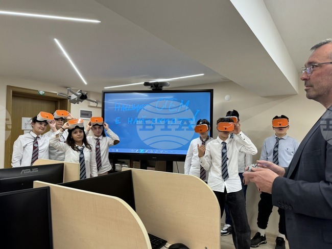 Виртуалната реалност навлиза в Математическата гимназия в Разград чрез VR очила, доставени за СТЕМ центъра 