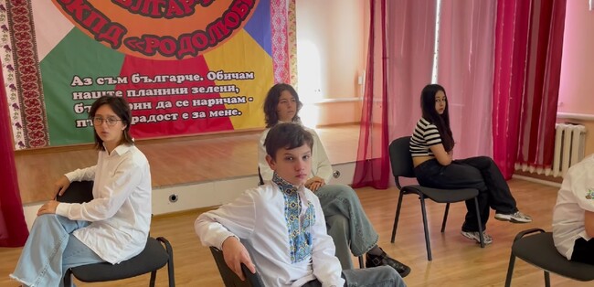 Ученици от Българското неделно училище „Българче“ представиха литературно-музикална композиция за Деня на народните будители