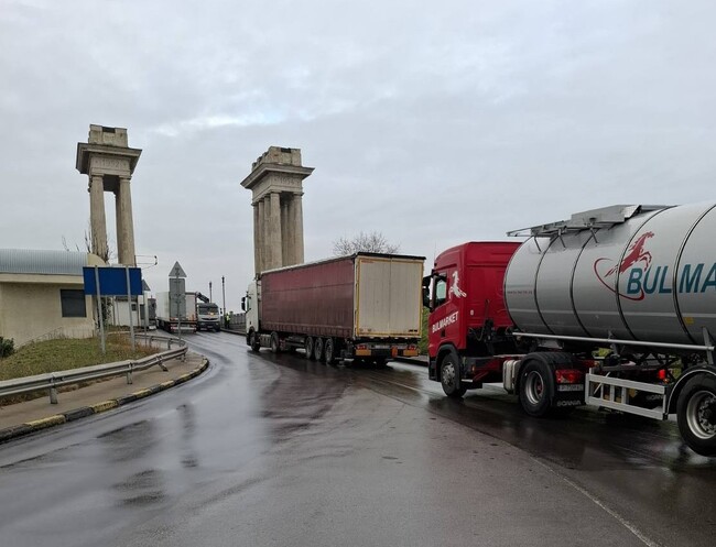 Около хиляда камиона изчакват във вътрешността на страната, за да преминат Дунав мост при Русе, каза областният управител на Русе