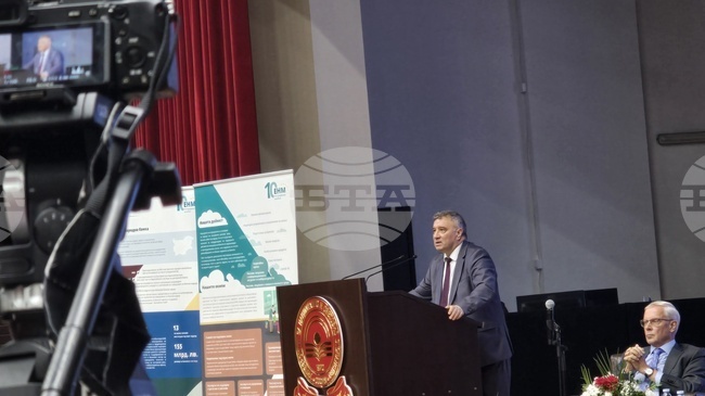 Диалогът, знанието и професионалната компетентност са пътят към успешното присъединяване на България към еврозоната, каза ректорът на УНСС Димитър Димитров