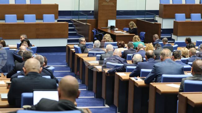 Отпада задължението за ползване на автогари по междуселищни автобусни линии, свързващи общини с административния им център, реши парламентът