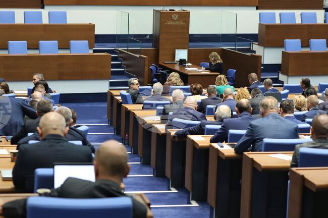 Отпада задължението за ползване на автогари по междуселищни автобусни линии, свързващи общини с административния им център, реши парламентът