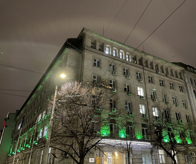 МОСВ е осветено в зелено за Деня на Свети Патрик