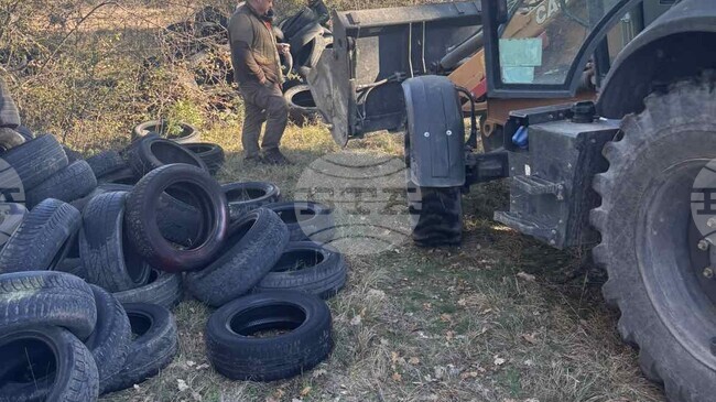 Служители на Държавното горско стопанство – Шумен изчистиха голямо незаконно сметище край града 