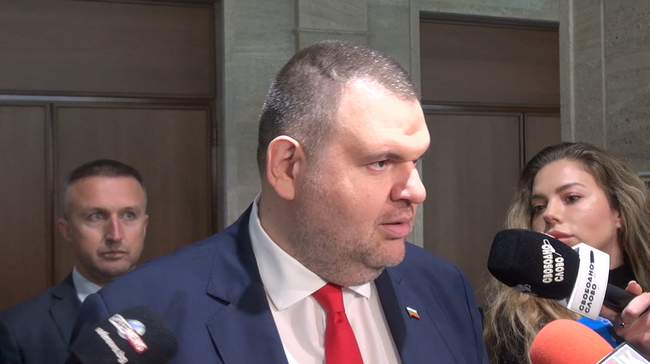 Лидерът на "ДПС-Ново начало" Делян Пеевски показа нови снимки във връзка с казуса с изборите в Пазарджик и обвини Бойко Рашков в лъжа