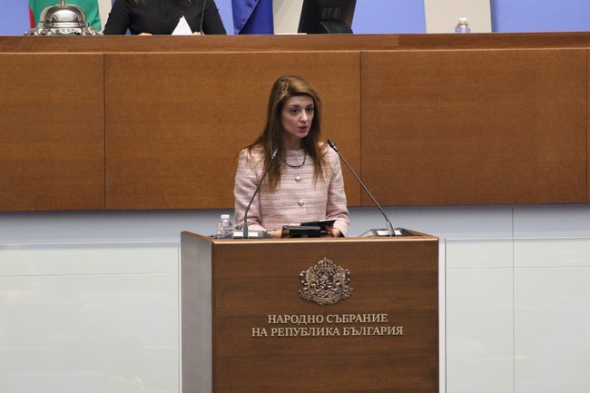 БСП-ОЛ: ПП-ДБ предлагат скрита отмяна на втората година от майчинството