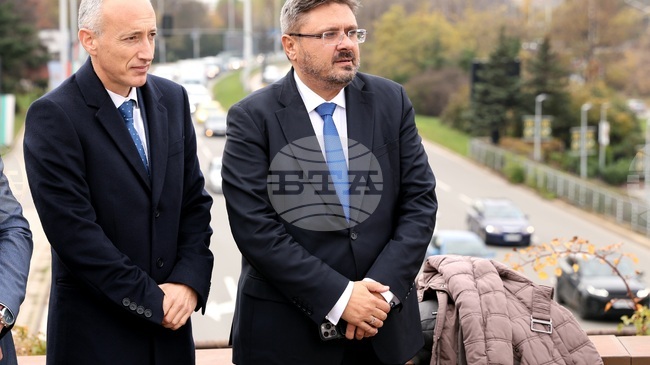 Давате ни повод за гордост и надежда за бъдещето, каза министър Красимир Вълчев при откриването на изложбата „Фантастични умове“