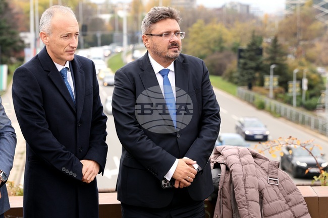 Давате ни повод за гордост и надежда за бъдещето, каза министър Красимир Вълчев при откриването на изложбата „Фантастични умове“