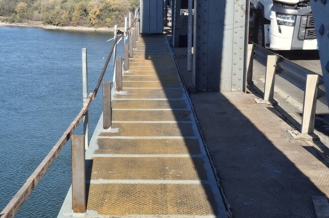 АПИ: Около 50 куб. м бетон са излети за свързване на фугата между последните два ремонтирани участъка на Дунав мост при Русе