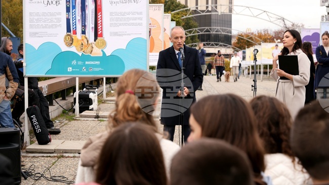 Education Minister Unveils Exhibition Dedicated to Studens Who Have Won Medals at International Olympiads