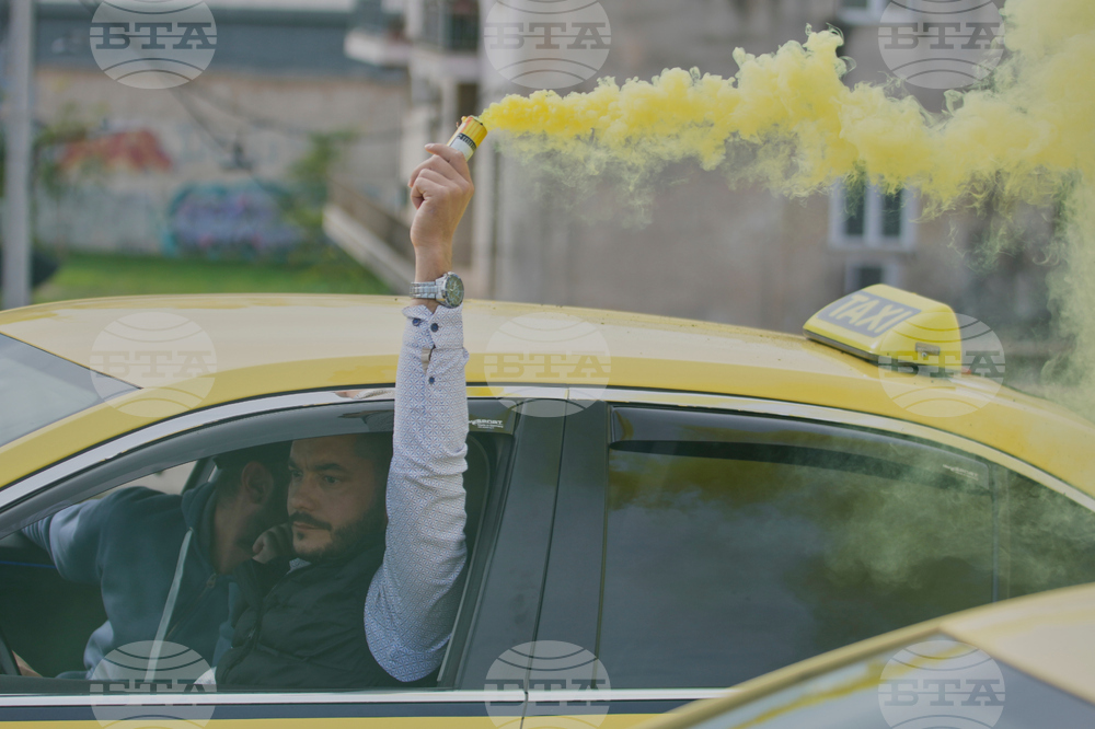 Таксиметрови шофьори разпънаха протестен палатков лагер пред Министерството на транспорта в Атина