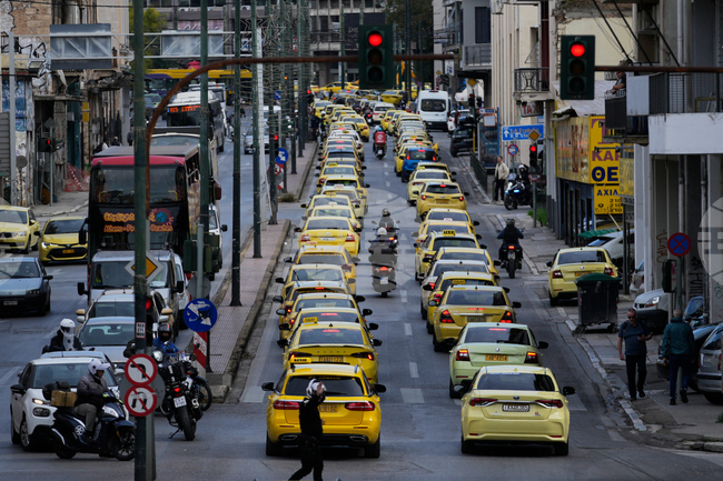 Таксиметровите шофьори в Гърция се готвят за 48-часова стачка на 2 и 3 декември