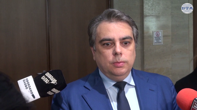 Асен Василев определи бюджета като скандален и каза, че се чуди дали това е повече наглост или некомпетентност