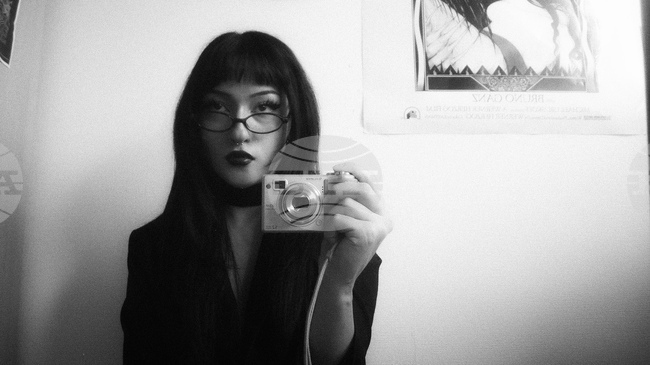 Калина Янева представя визуален и поетичен разказ за трансформацията на страха в новата си изложба в София