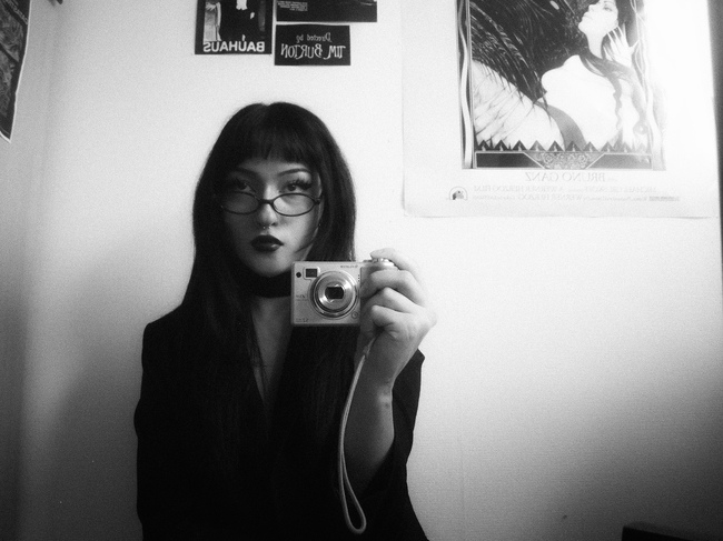 Калина Янева представя визуален и поетичен разказ за трансформацията на страха в новата си изложба в София