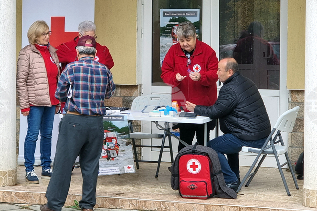 При добър интерес в област Кърджали започна изпълнението на съпътстващите мерки по Програмата за храни и основно материално подпомагане