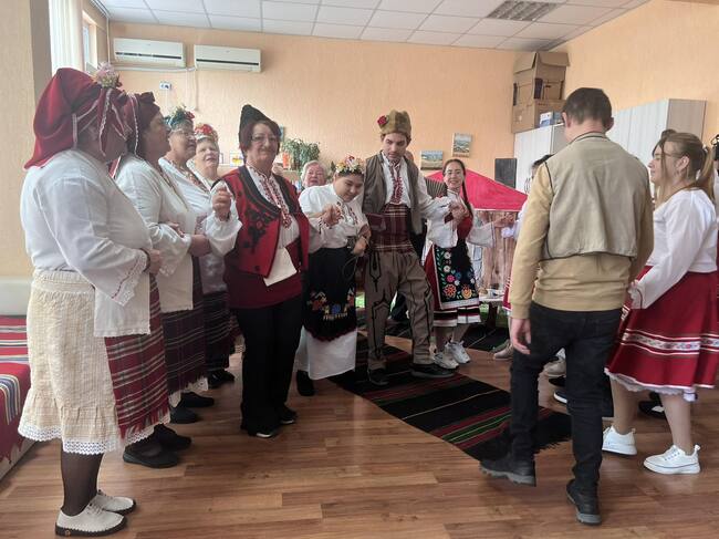 Община Шумен поздрави ползвателите на социални услуги за представяне на постановката „Слънца на сцената“