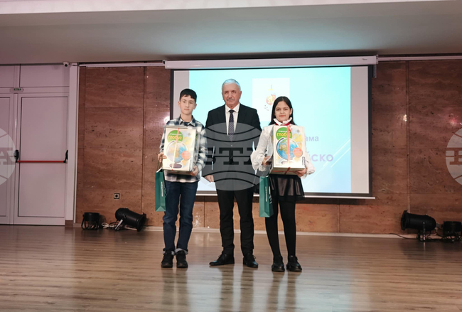 Отличиха с грамоти ученици в петото издание на Националната изложба за детска рисунка на тема „Аз и детското полицейско управление“