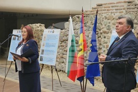 Антчен културно-комуникационен комплекс "Сердика" - "На две родини ний чада сме" - изложба