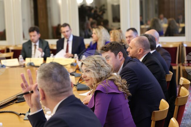 Комисията по енергетика в Народното събрание прие повторно законовите промени, свързани с особения търговски управител в "Лукойл"