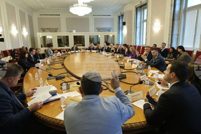 Енергийната комисия в НС отхвърли ветото на президента върху промените в закона за насърчаване на инвестициите, свързани с "Лукойл"