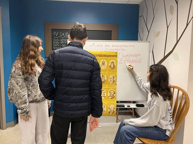 С ателиета по творчество и история беше отбелязан Денят на народните будители в Българското училище „Слънчогледи“ в Глен Елин, САЩ