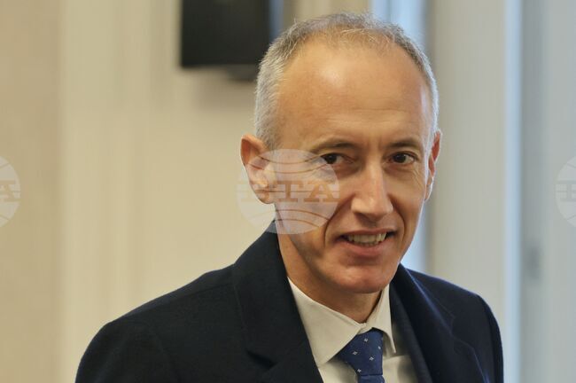 Дебатът за социалните мрежи и използването им от деца се води в много страни, на 20 ноември ще имаме такава дискусия, каза Красимир Вълчев