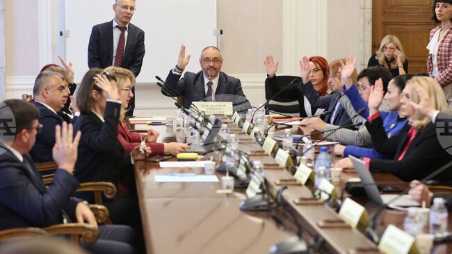 Министърът на образованието и науката Красимир Вълчев отговаря на въпроси в Комисията по образованието и науката в Народното събрание