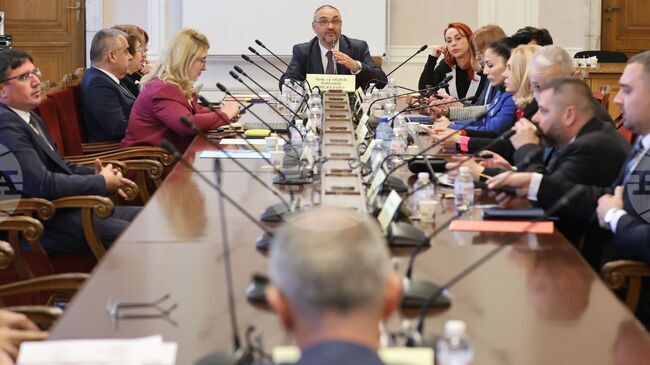 Наработещите бази на "Ученически отдих и спорт" се прехвърлят на общините, каза министър Красимир Вълчев 