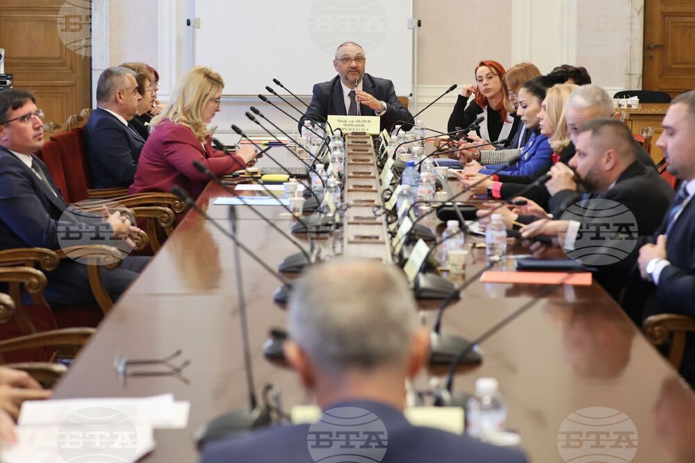 Неработещите бази на "Ученически отдих и спорт" се прехвърлят на общините, каза министър Красимир Вълчев 