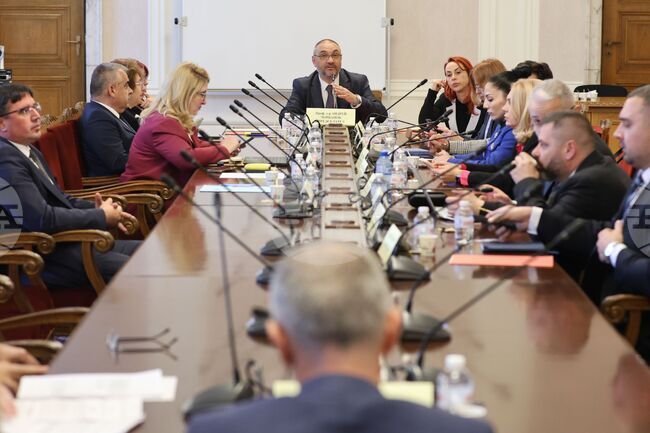 Министър Красимир Вълчев отговори на актуални въпроси, зададени му от народни представители от Комисията по образованието и науката