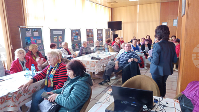 Експерти от Районната здравноосигурителна каса в Разград разясняват на срещи с възрастни и ученици здравните им права