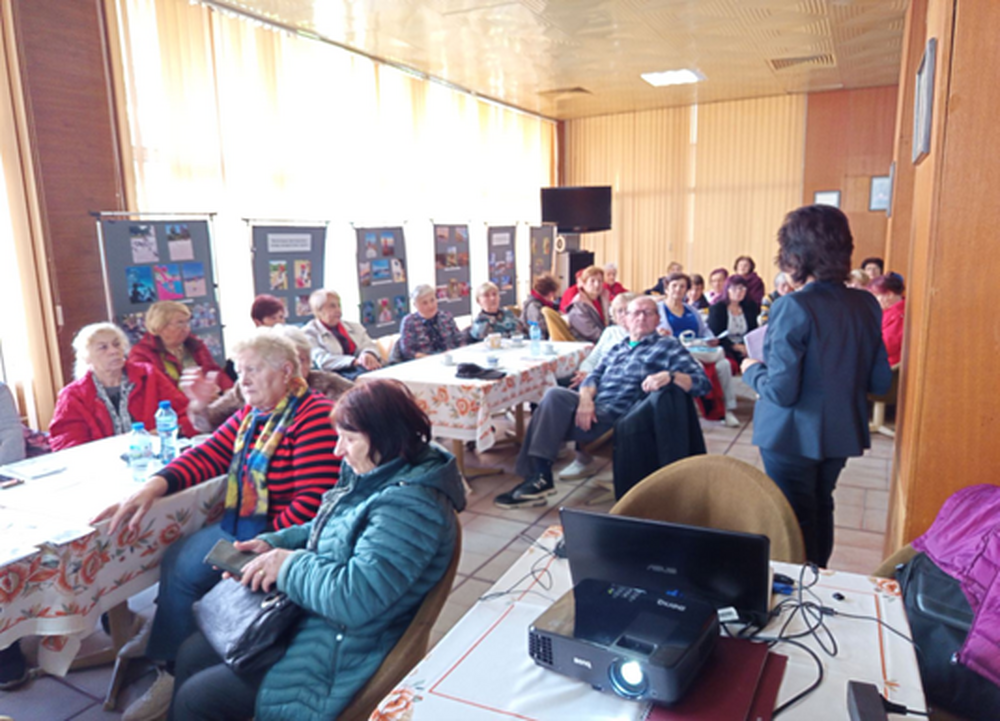 Експерти от Районната здравноосигурителна каса в Разград разясняват на срещи с възрастни и ученици здравните им права