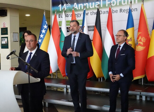 Regional Development Minister Ivanov Receives Symbol of Danube Strategy Presidency from Bosnia and Herzegovina's Foreign Minister